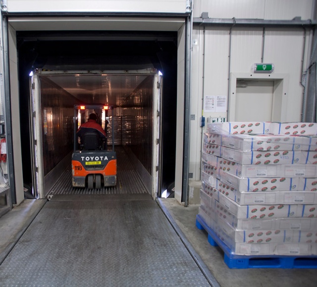 U kunt de koelcontainer door ons te laten laden met uw producten.